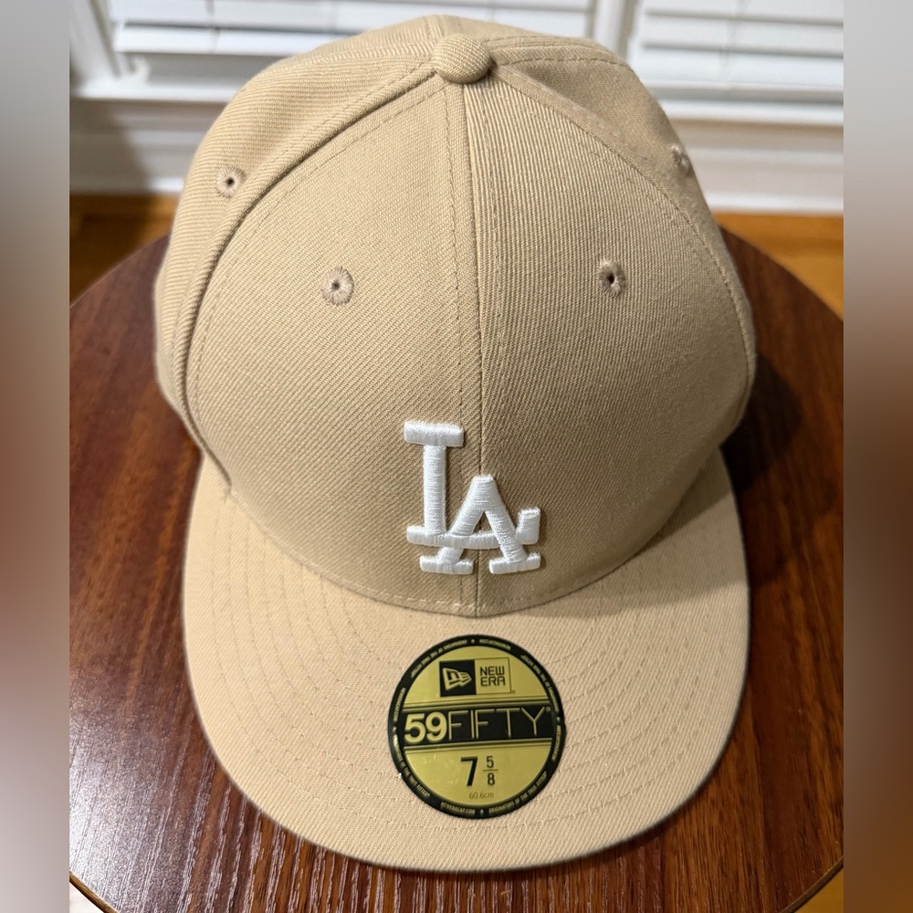 New Era 59FIFTY Beige Baseball Cap with White LA Logo! 🤎